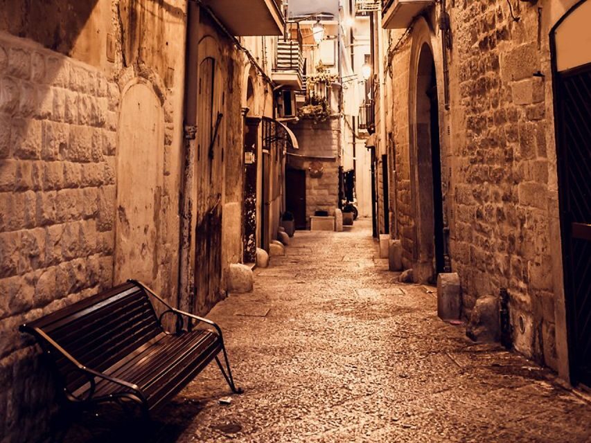Bari: Alleys of the Ancient Village Exploration Tour - Piazza Mercantile and the walk toward Bari Vecchia