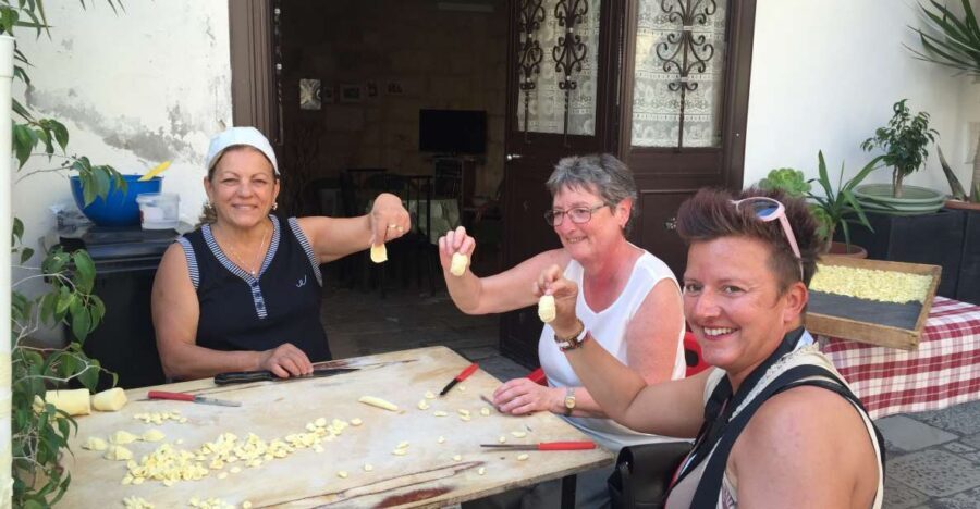 Bari: Bike Tour & Pasta Making Experience - Entering Bari the right way: the VELO SERVICE start by Piazza Mercantile