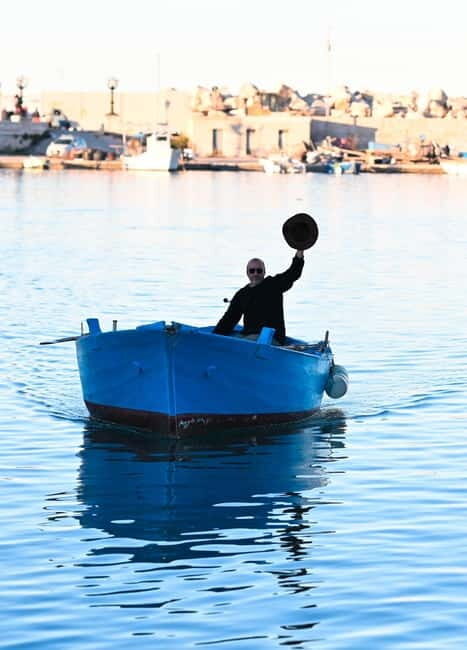 Bari: Boat trip over "Gozzovigliando", fishermen boat - The aperitif part: Peroni or prosecco with Bari snacks