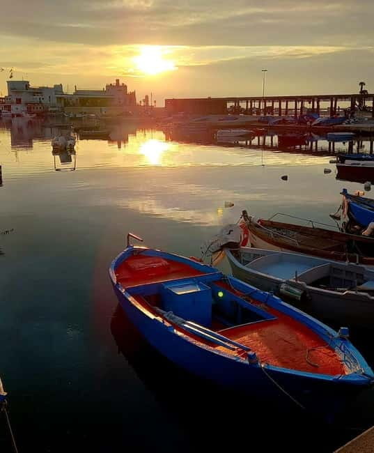 Bari: Boat trip over "Gozzovigliando", fishermen boat - Getting on board: Old Port pier by Margherita Theater
