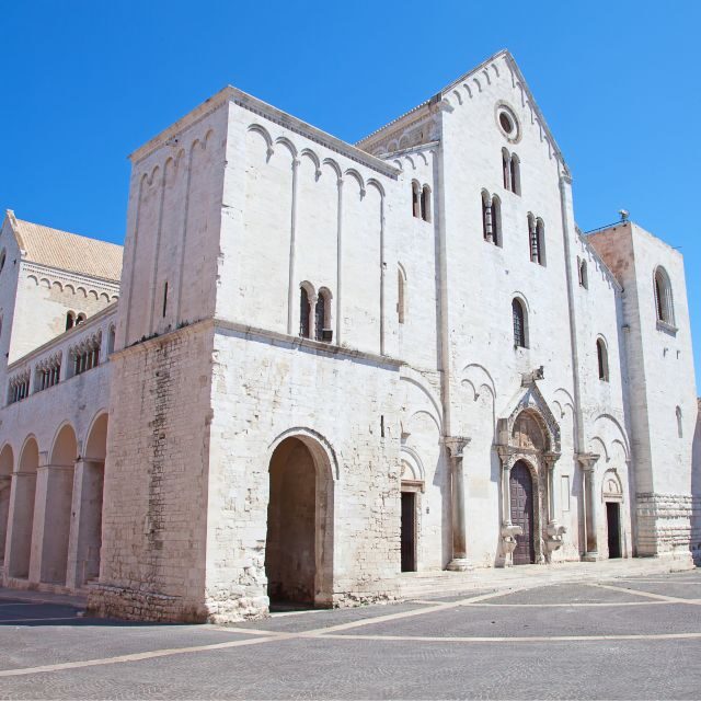 Bari: Guided Walking Tour with A Special Treat - The street-level finale: focaccia barese or gelato