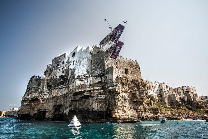 POLIGNANO BY BOAT: amazing sea caves and free drinks! - Polignano a Mare from the boat: the view that sells the tour