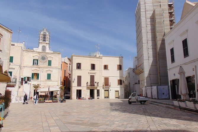 Private tour in Polignano a Mare: overlooking the sea - Centro Storico: Marchesale Arch, ancient walls, and the old power center