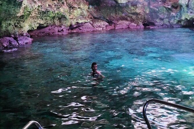 Private tour in Polignano to discover the caves with aperitif - Grotta delle Rondinelle: Land-and-Sea Access for Cliff Jumps