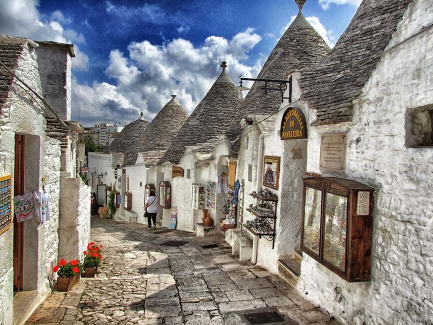 Tour of Alberobello and Guide to Matera, from Bari - Lunch, coffee, and bathroom timing in Alberobello