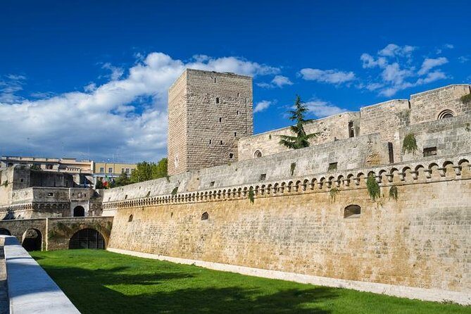 Tour of the fortifications of Bari: the defenses of the city and their history - Cattedrale di San Sabino: the outside view that connects to the walls