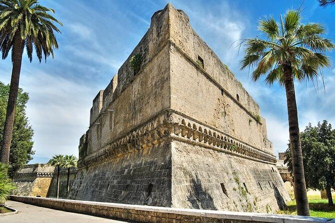 Tour of the fortifications of Bari: the defenses of the city and their history - Basilica San Nicola: Byzantine citadel energy from the outside