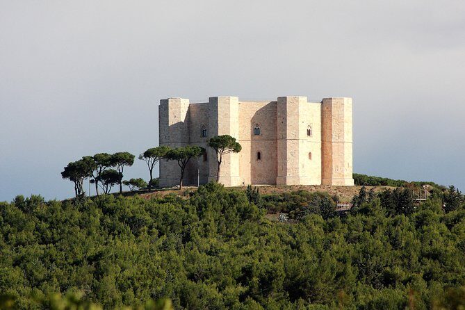 Walking tour Castel del Monte Unesco site - Outside first: getting the octagon and the setting