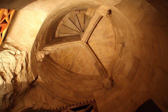 Walking tour Castel del Monte Unesco site - Step inside: 2 floors, 16 rooms, and an octagonal courtyard