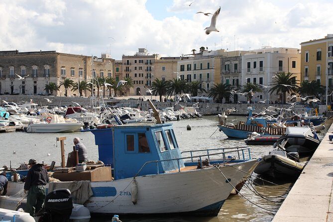 Walking tour Trani - The streets and pauses: coffee, Moscato di Trani, and the real atmosphere