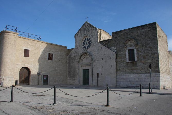Walking tour Trani - The meeting point: Piazza Re Manfredi and an easy start
